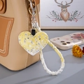 Détail d'un charme en denim en forme de cœur avec paillettes argentées sur un sac à main - Jaune (K5622)