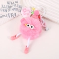 Détail du porte-clés monstre en peluche rose avec bonnet tricoté et breloque fleur - Rose