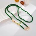 Dettaglio del cinturino in perline verdi con ciondoli smaltati d'oro e pendente Fu - Monete dei Cinque Imperatori + Tracolla Borsa Fortuna / Verde Scuro