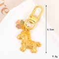 Dettaglio del portachiavi a forma di cavallo oro opaco con quadrifoglio e benedizioni - Cavallo di Buona Fortuna / Trifoglio (K5734)