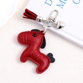 Dettaglio portachiavi a forma di cavallo in pelle rossa con cuore, frange e gancio argento - Ciondolo Pony Gaufré Cuore Rosso Vino (K5753)