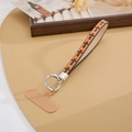 Dettaglio del cinturino da polso in pelle marrone per cellulare con motivi a croce - Ciondolo / Motivo a Croce Tan (K1756)
