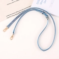 Dettaglio tracolla in denim azzurro con fibbia regolabile in metallo dorato - Blu