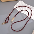 Detailansicht des Leopardenmuster-PU-Lederriemens mit goldenen Metallkarabinern - Weinrot (K5796)