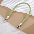 Dettaglio del cinturino in pelle verde chiaro con moschettoni girevoli in metallo argento - Catena a mano / Corda in Pelle Floccata Verde Chiaro