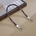 Dettaglio del cinturino in pelle a scacchiera marrone con moschettoni in argento su supporto - Catena a Mano in Pelle a Righe (K5769) / Caffè Scuro
