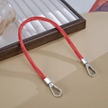 Dettaglio del cinturino intrecciato rosso in pelle con moschettoni in metallo lucido - Catena a Mano in Pelle a Righe (K5770) / Rosso