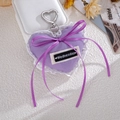 Dettaglio portachiavi a cuore in peluche viola con pizzo bianco e nastro Wednesday - Viola