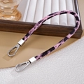 Dettaglio del cinturino da polso in peluche leopardato rosa con moschettoni in metallo - Rosa Chiaro (K5804)