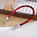 Dettaglio cinturino in velluto leopardato rosso e nero con chiusure a moschettone argento - Rosso (K5803)