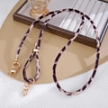 Detail einer Plüsch-Handykette mit Leopardenmuster und goldenen Metallelementen - Khaki