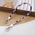 Dettaglio della catena per cellulare in peluche leopardato con moschettoni in metallo argento - Rosa (K5802)