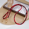 Detailaufnahme der roten Plüsch-Handykette mit Leopardenmuster und goldenen Metallverschlüssen - Rot