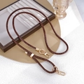 Detailansicht des dunkelbraunen geflochtenen Leder-Handyriemens mit goldenen Haken - Schlangenmuster Leder Verstellbare Crossbody-Kette Kaffeebraun (K5836)