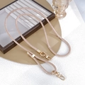 Detailansicht des aprikosenfarbenen Lederbandes mit glänzendem goldfarbenem Metallverschluss - Schlangenmuster Leder Verstellbare Crossbody-Kette Khaki (K5835)