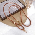 Detailansicht des geflochtenen Lederriemens in Karamellbraun mit goldenen Karabinern - Schlangenmuster Leder Verstellbare Crossbody-Kette Braun (K5834)