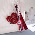 Ciondolo a cuore in peluche rosso con nastro pied de poule e gettone su borsa bianca - Borgogna