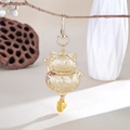 Dettaglio del ciondolo Maneki-Neko ricamato in oro con finiture in seta intrecciata - Giallo chiaro