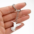 Portachiavi a forma di colibrì in argento lucido tenuto in mano su sfondo bianco - Stile Colibrì (025)