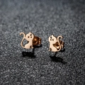 Boucles d'oreilles chat minimalistes en acier inoxydable rose doré sur fond noir texturé - Forme de Chat (379) / Or rose