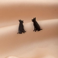 Detalle macro de pendientes de silueta de perro negro sobre tela de seda suave - Estilo Perro Lobo (779) / Negro