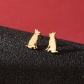 Primer plano detallado de los pendientes silueta de perro dorado en soporte rojo y negro - Silueta de Pastor Alemán (779) / Dorado
