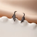 Vista de primer plano de pendientes de gato negro en un plato decorativo de cerámica - Diseño de Silueta de Gato en Picada (793 Negro)