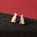 Detalle de pendientes de acero dorado con silueta de perro cazador sobre soporte - Silueta de Pastor Alemán (779) / Rosa oro