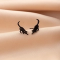 Detalle de los pendientes de gato negro mate con un diseño de silueta felina juguetona - 793 Negro Gato