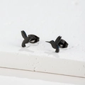 Vue détaillée des boucles d'oreilles colibri au fini noir mat et textures de plumes - Forme de Colibri (384) / Noir