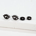 Close-up van zwarte evil eye oorknopjes met vlindersluiting op witte stenen basis - Oog Stijl (152) / Zwart