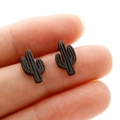 Nahaufnahme der schwarzen matten Kaktus-Ohrstecker in der Hand zur Größenansicht - Schwarz