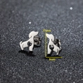 Vista macro di piccoli orecchini a lobo a forma di cane in acciaio con misure 11mm x 8mm - Forma Cane (480) / Color Acciaio