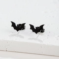Boucles d'oreilles chauve-souris noires minimalistes avec finition mate sur socle - Forme de Chauve-souris (388) / Noir