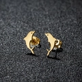 Boucles d'oreilles dauphin dorées minimalistes avec lignes ajourées sur fond noir texturé - Forme de Dauphin (389) / Or