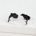 Boucles d'oreilles dauphin noir mat minimalistes sur un support en pierre blanche texturée - Forme de Dauphin (389) / Noir