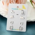 Dettaglio macro di quattro paia di orecchini a lobo gatto in acciaio su cartoncino bianco - Contorno Gatto Carino Argento (028 Colore Acciaio)