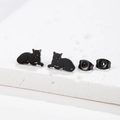Dettaglio di orecchini a lobo gatto nero opaco su base di pietra con chiusura a farfalla - Forma Gato (474) / Nero