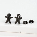 Vue macro des boucles d'oreilles bonhomme de pain d'épices noir mat avec motifs Noël - Bonhomme de Pain d'Épices (399) / Noir
