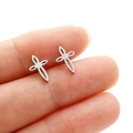 Gros plan détaillé montrant la taille réelle des boucles d'oreilles croix évidées à la main - Acier