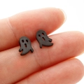 Gros plan de boucles d'oreilles fantômes noires mates montrant la taille pour Halloween - Noir