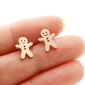 Gros plan sur les adorables boucles d'oreilles bonhomme de pain d'épices rose doré - Or rose