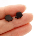 Primer plano de pendientes mini de erizo negro en la punta del dedo para ver tamaño - Estilo Erizo (365) / Negro