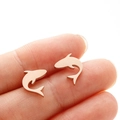 Primer plano de pendientes de tiburón minimalistas en oro rosa que muestra el tamaño mini - Estilo Tiburón (369) / Rosa oro