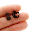 Vista macro degli orecchini a matita nera e mela con cuore cavo per mostrare la misura - Stile Asimmetrico Matita e Mela 338 / Nero