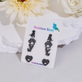Détail de quatre paires de boucles d'oreilles noires en acier inoxydable à motifs de pattes - Noir