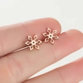Primer plano detallado de los pendientes copo de nieve en oro rosa para referencia - Rosa oro