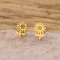 Makro-Detail von goldenen Sonnenblumen-Ohrsteckern auf einem rosa Mineralstein - 901 Gold (Sonnenblume)