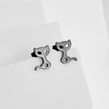 Primer plano de pendientes gato negro mate con detalles calados de estrella - Negro