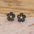 Detailansicht minimalistischer schwarzer Blumenohrringe aus Edelstahl im matten Design - 897 Schwarz (Mandala)